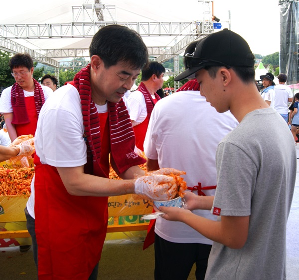 ㈜오뚜기 14년째 후원 화천 토마토축제 열기 후끈... 총 11만여명 방문